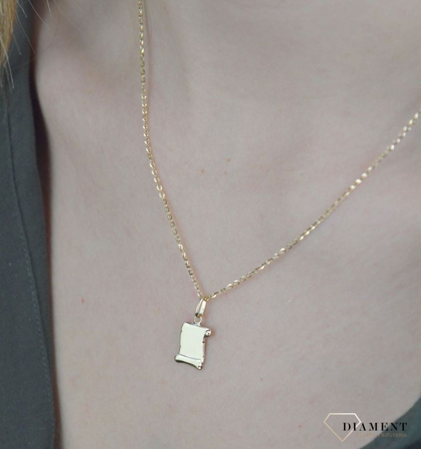 Złota zawieszka 585 nieśmiertelnik 'Papirus' z miejscem na grawer ZA 1766C. Złota zawieszka w formie papirusu. Oryginalna zawieszka doskonała na prezent dla kobiety kochającej oryginalne dodatki. Wisiorek ze złota idealnie sprawdzi s.jpg